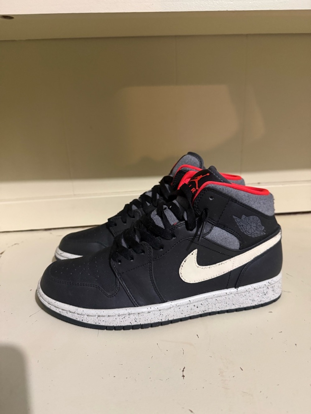 Men’s Jordan 1 mid holiday shoes size 8